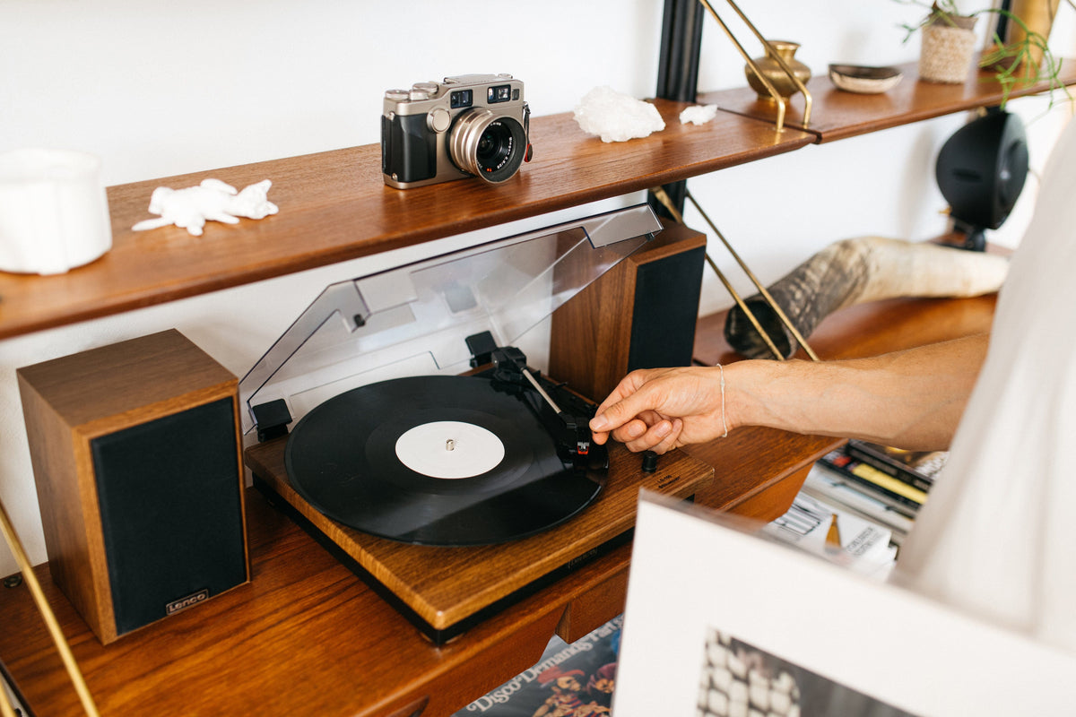 Lenco LS-100 - Turntable With Speakers (Wood) [Tech & Turntables]